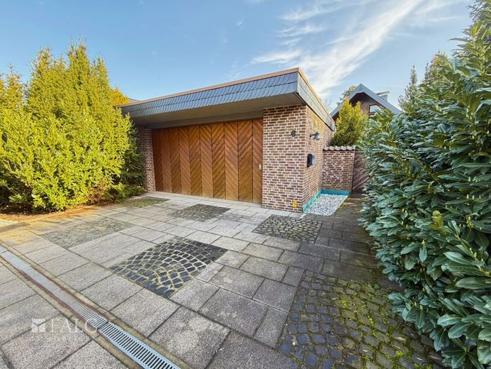 Großzügiges Einfamilienhaus auf privatem Grundstück (Teilverkauf des Grundstückes möglich) – Garage