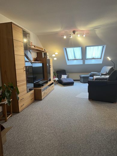 Helle 2-Zimmer Dachgeschosswohnung in Großenseebach mit großem Balkon - BITTE KEINE MAKLERANFRAGEN – Wohnzimmer