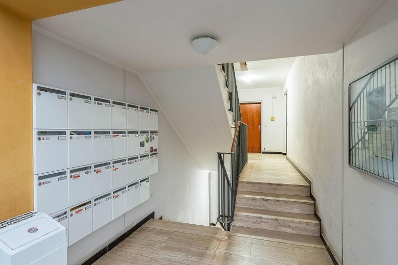 Commission-free & immediately available! 3-room apartment with loggia near Ostpark! – Hauseingangsbereich