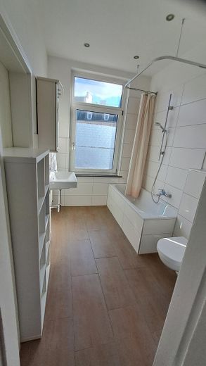 Residential and commercial building Vor dem Steintor from private owner – 2. Etage Bad