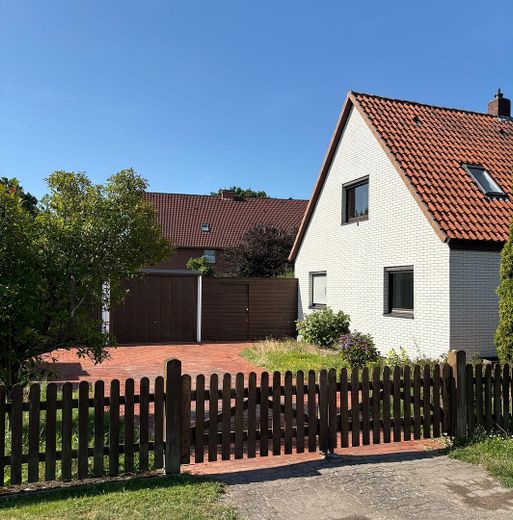 Freistehendes Einfamilienhaus mit Doppelgarage und schönem Garten – Foto 2