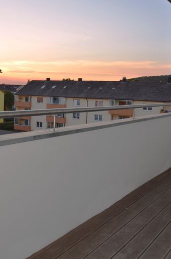 ****TOP 3,5-4 Zimmerwohnung, großer Balkon, in Ansbach, ruhige zentrale Lage – Abenddämmerung am Balkon