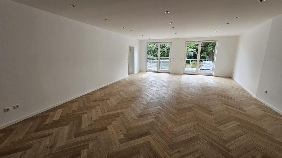 Luxuriöses Wohnen mit maximaler Flexibilität: Neubau-Juwel mit separater Einliegerwohnung – Wohnbereich 