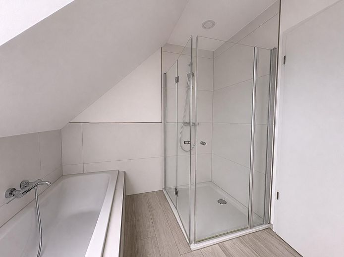 Moderne 4-Zimmer-Dachgeschosswohnung mit Loggia, TG-Stellplatz & Wallbox – Energieklasse A+ – Bad mit Wanne und Dusche 