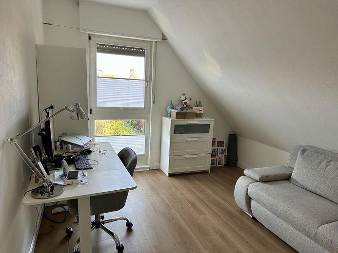 ZONDER COURTAGE: Moderne eengezinswoning met terras op het zuiden, carport en centrale, rustige ligging – Gästezimmer / Büro
