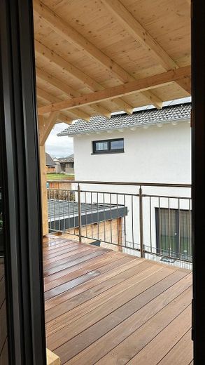 Möbliertes Holzhaus mit 2 Wohnungen, Garten, Balkon, inkl. Küchen - Windschläg 970.000€ zzgl. MwSt. – Blick auf den Balkon OG