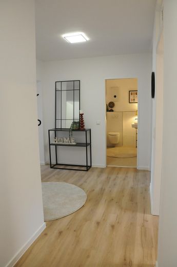 Zentral wohnen mit Wellness-Komfort – Heller Flur