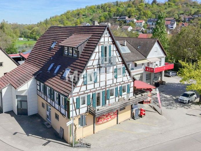 Wohnen & Arbeiten unter einem Dach – Haus mit Laden, Lager & Entwicklungspotenzial in zentraler Lage – Foto 1