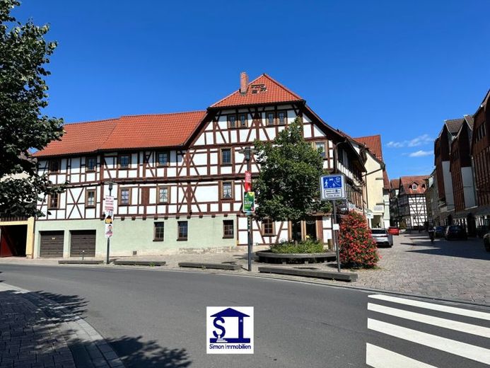 Wohn - und Geschäftshaus in Schmalkalden - Mach was draus !
2 Wohnungen + Gewerbe + Doppelgarage jetzt - bis zu 5 Wohnungen möglich ! – Photo 1