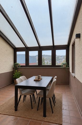Großzügige 2-Zimmer-Wohnung mit überdachter Terrasse in Höhr-Grenzhausen – Terrasse – zweite Perspektive