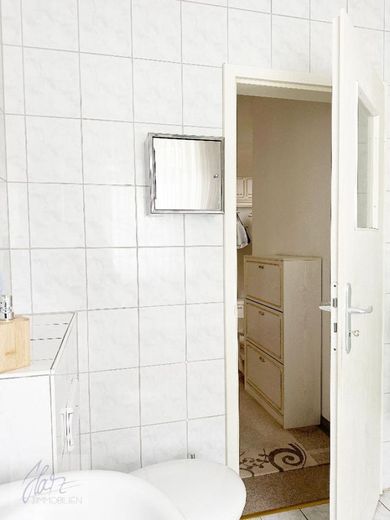 ***VOLL MÖBLIERTE TRAUMWOHNUNG - EINZIEHEN UND SOFORT ZU HAUSE SEIN*** 2,5 Raumwohnung mit Balkon und Tageslichtbad zu vermieten – Tageslichtbad mit Blick Richtung Flurbereich