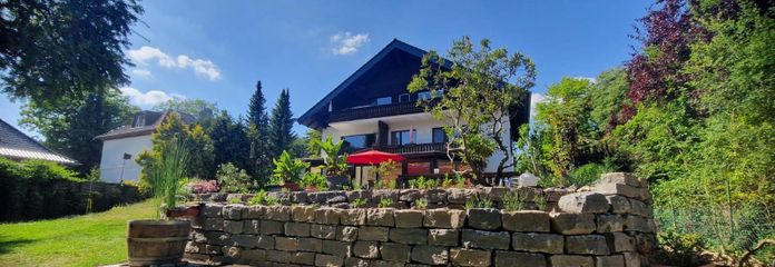 Lujoso apartamento de 2 habitaciones completamente renovado con balcón orientado al sur y vistas al jardín – Haus vom Garten