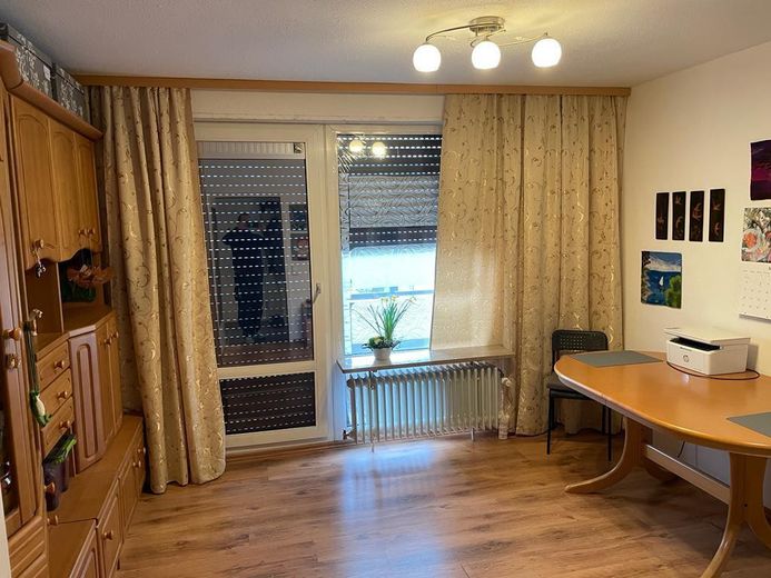 Gepflegte 2 Zimmer Wohnung im Zentrum von Homburg zu verkaufen – Wohnzimmer