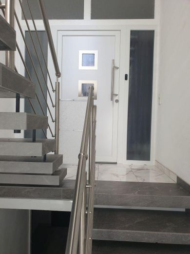 127 m² PRIVATES WOHNEN MIT EIGENEM POOL & GARTEN – 2 GARAGEN + 1.920 € KALTMIETEINNAHMEN – Treppe Eingang EG WHG