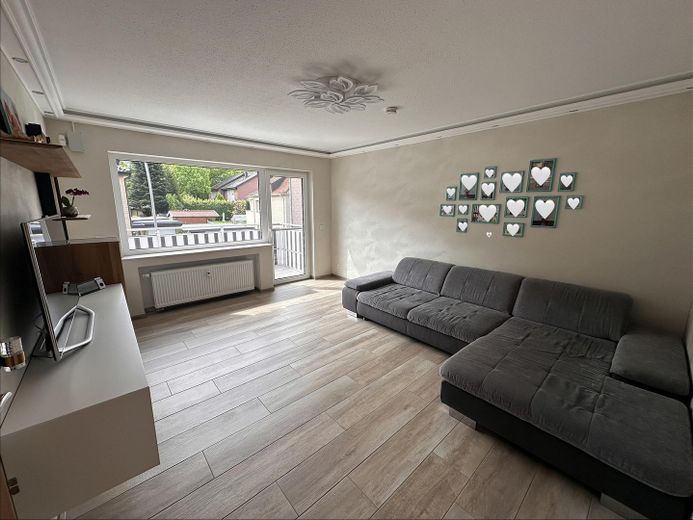 Modernisierte 4-Zimmer-Wohnung mit Südbalkon, Stellplatz & großem Keller – Wohnzimmer