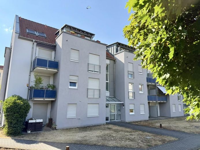 Provisionsfrei & erbpachtfrei: Helle 3-Zimmer-Wohnung mit zwei Balkonen im Frankfurter Bogen – Rückansicht mit Grünanlage