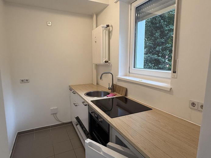 Bezpośrednio nad kanałem Landwehrkanal – jasne mieszkanie 1-pokojowe z balkonem, wolne od zaraz (bez prowizji) – Küche