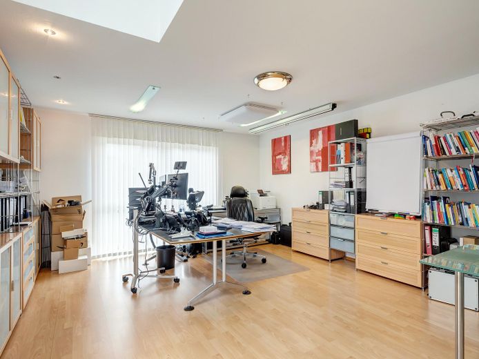 Wohnen, Arbeiten, Vermieten: Flexibles Raumwunder mit Anbau! – Büro