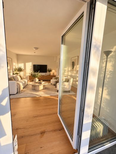 Erstbezug nach Sanierung - Südwestterrasse mit Gartenblick – Sonniges Wohnzimmer