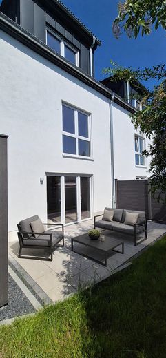 Neubau-Reihenhaus mit Terrasse 140 m² Familienhaus mit sehr niedrigen Energiekosten (EH-40 + PV) – Terrasse