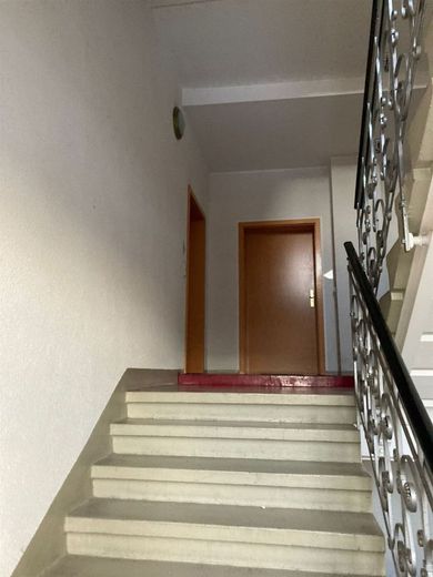 Gemütliche und vermietete 1-Zi. mit Laminat und Dusche in sehr guter Lage! – Treppenhaus
