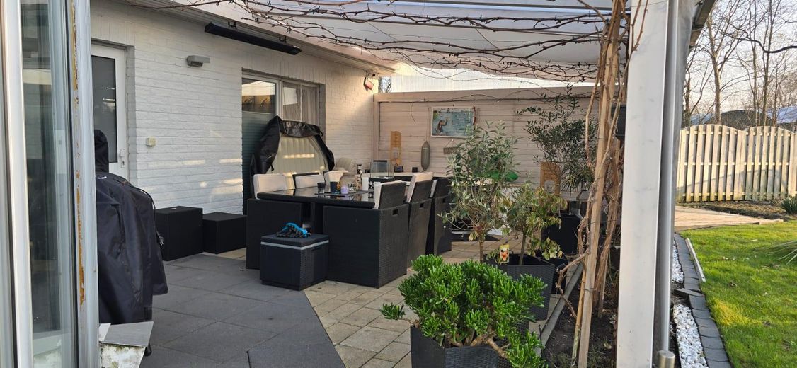 Terrasse vor Bungalow
