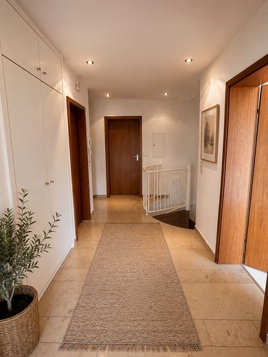 Familientraum mit Garten – großzügige Maisonettewohnung über 2 Ebenen mit Terrasse und 2 Bädern – Flur