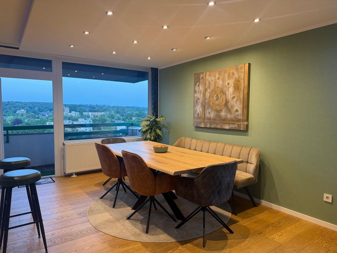 Penthouse mit großer Dachterrasse, Panoramablick & privater Sauna – Essbereich mit Loggia