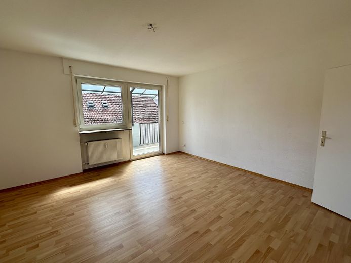 Frisch renovierte 2,5-Zimmer-Wohnung mit Blick ins Grüne in Erlenstegen – Wohnzimmer mit Balkonzugang