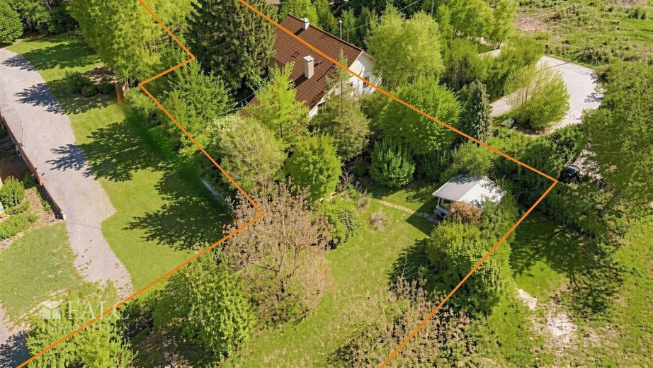 Historisches Wohnhaus mit bewegter Geschichte – Grundstück - (KI generiert)