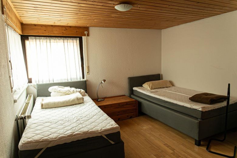 Landhaus Generationenhof mit bis zu 10 ha Land und Bachlauf – Schlafen EG