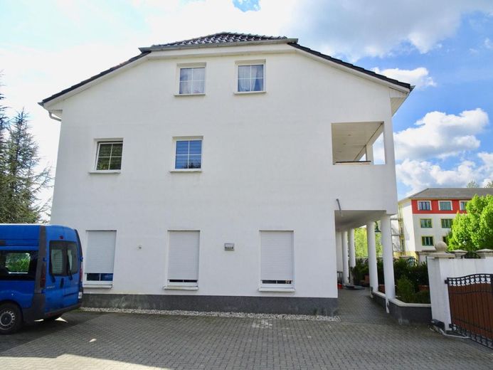 Helle 3-Zimmer-Wohnung im 1. OG mit Balkon – 84 m², Fußbodenheizung, Stellplatz – Innenhof