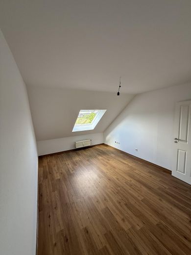Jasne 7-pokojowe mieszkanie dwupoziomowe z ekskluzywną kuchnią do wynajęcia w Bruchköbel – Zdjęcie 10