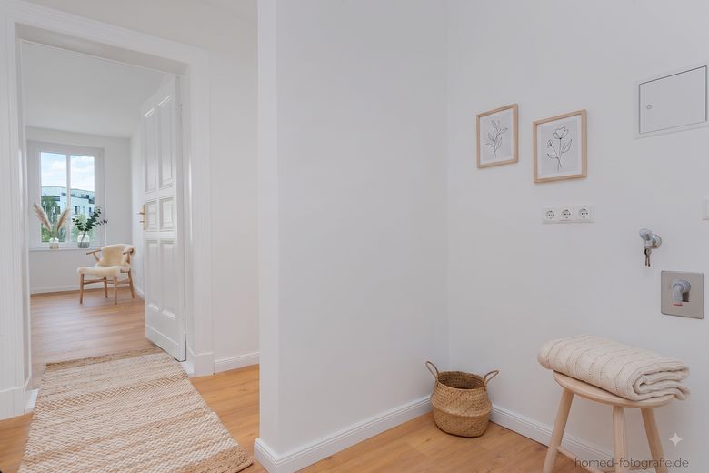 Kernsanierter 2-Zimmer-Altbau in Berlin-Köpenick: Erstbezug mit Wohnküche, Tageslichtbad und Balkon – Flur - KI Visualisierung