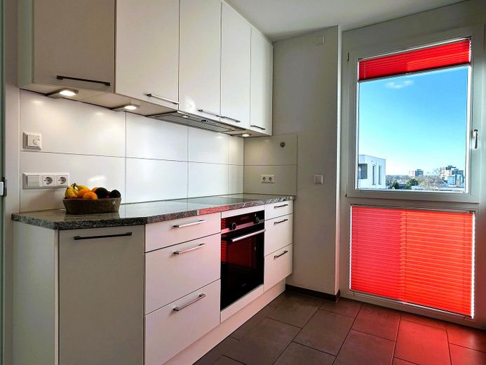 Neuwertige 4-Zimmer-Wohnung am Georgenberg | 2 TG-Stellplätze | Baujahr 2021 | provisionsfrei – Küche Bild 2