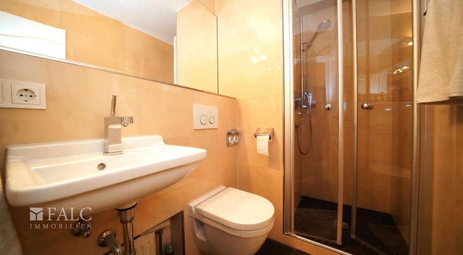 Tolle 3-Zimmer-Wohnung im Herzen von Heilbronn! Mit Aufzug, Balkon und Stellplatz! - FALC Immobilien – Gäste-WC mit Duschkabine