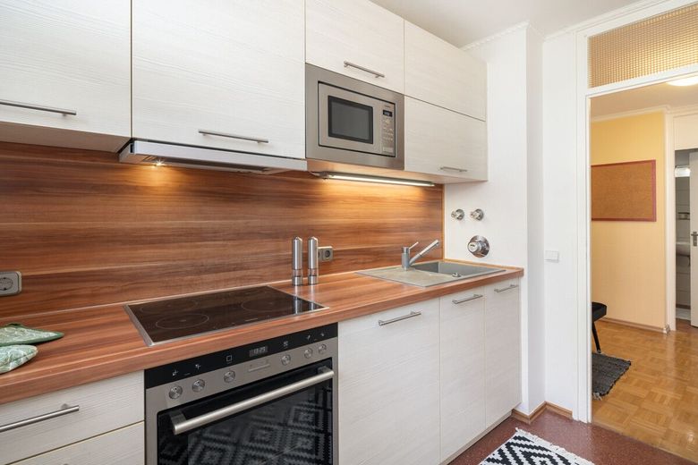 Selten in München: Uneinsehbare Wohnung mit Balkon ins Grüne – Hochwertige Einbaugeräte