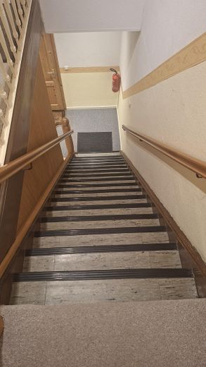 Wohnen, wo andere Urlaub machen. Strandnähe, Gartenecke. 2 Zimmer Wohnung für Singles oder Paare – Treppe aus der Wohnung