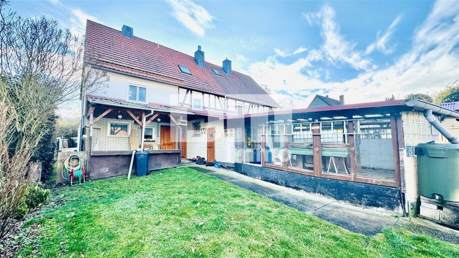 Schöne Doppelhaushälfte mit Nebengebäude, Garage und angelegtem Gartenbereich – Rückansicht mit Anbau / Nebengebäude