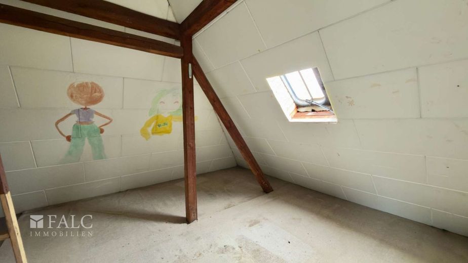 Familienhaus mit Gartenidylle sucht neue Ideen und frischen Glanz – Dachboden