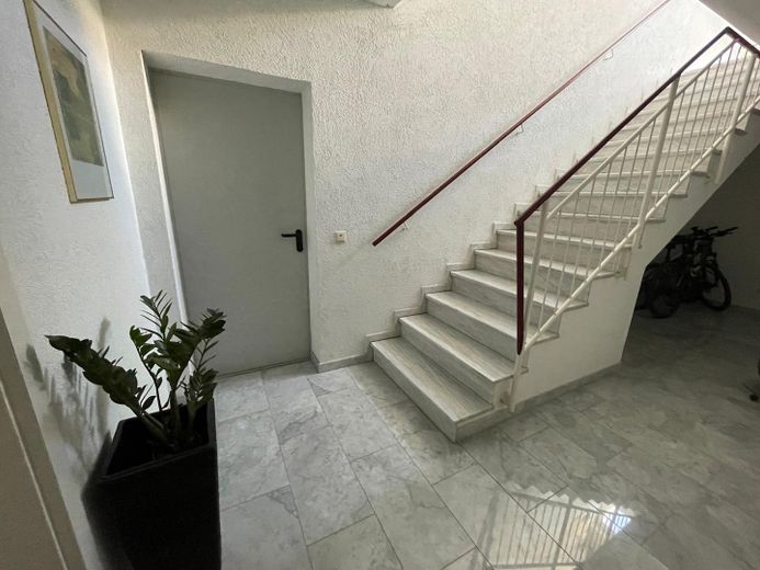 Moderne 3-Zi.-EG-Wohnung mit Blick übers Tal in Heppenheim-Kirschhausen – Hausflur mit Stellfläche
