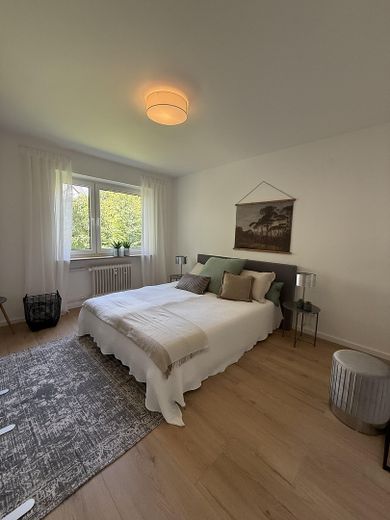 Provisionsfrei / Kernsanierte 3-Zimmer Wohnung in Wiesbaden-Schierstein mit Balkon & Stellplatz – Schlafzimmer