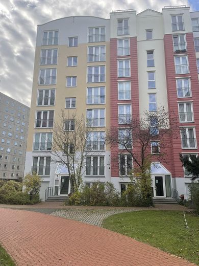 3 Zimmerwohnung am Alexanderplatz EG eigner Garten TG Möbliert Doorman – Vorderansicht