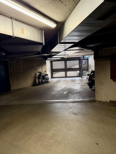 Bezugsfrei in Flingern: 1-Zimmer-Wohnung mit Balkon, Keller und Tiefgarage – Tiefgarage