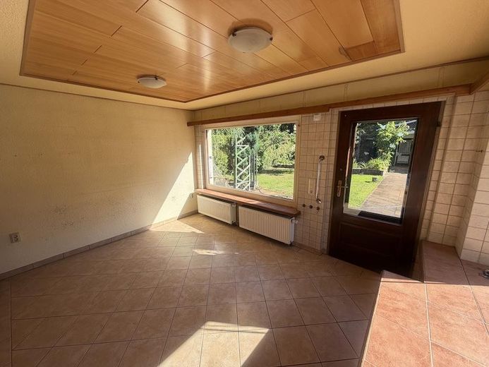 Ländliche Idylle mitten in der Stadt ! Ihr künftiges Zuhause mit herrlichem Garten und 3 Garagen ! – Veranda / Ausgang zum Garten