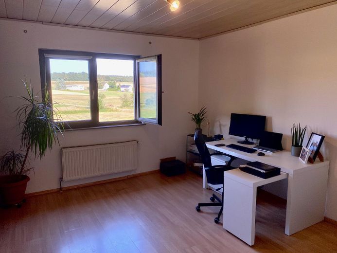 Freistehendes Familienhaus mit Fernblick und großem Garten. – Arbeitszimmer Erdgeschoss