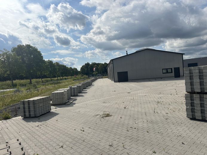 Ausstellungshalle seitlich
