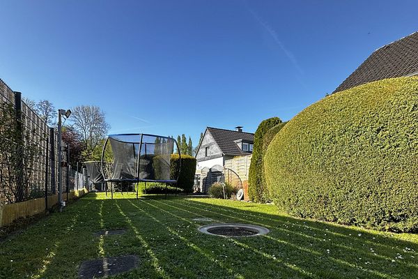 Small half-timbered house with a large garden – commission-free and ready for immediate occupancy