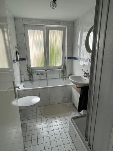 3,5 Raum-Whg. City, 2 Balkone, modernisiert, Bad: Wanne + Dusche + Fenster – Badezimmer, Wanne + Dusche