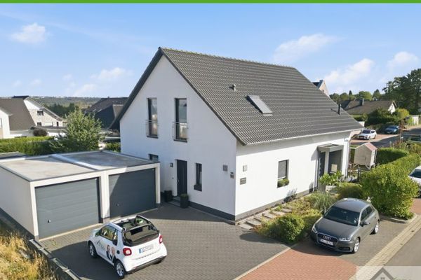 + 5PLUS + MODERN. VIELSEITIG. NATURNAH: FREISTEHENDES WOHNGLÜCK MIT EINLIEGERWOHNUNG IN VOSSENACK +